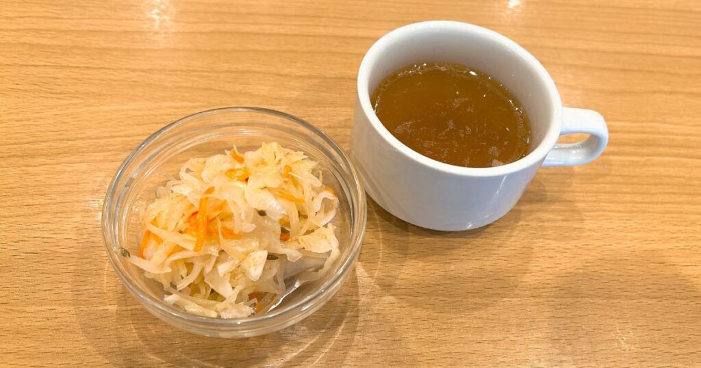食べ放題のコンソメスープとサラダ