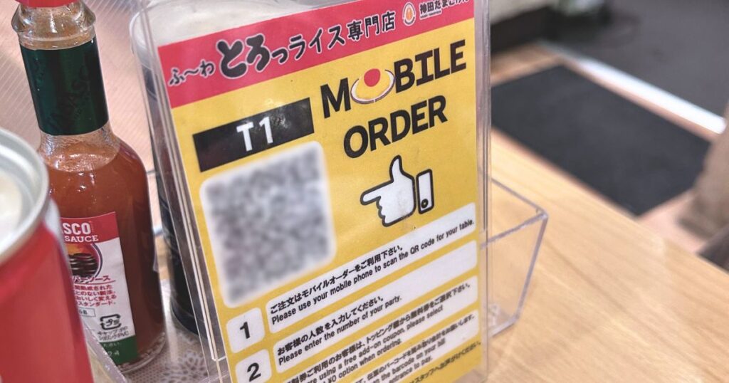 テーブルごとに設置されているモバイルオーダーのQRコード
