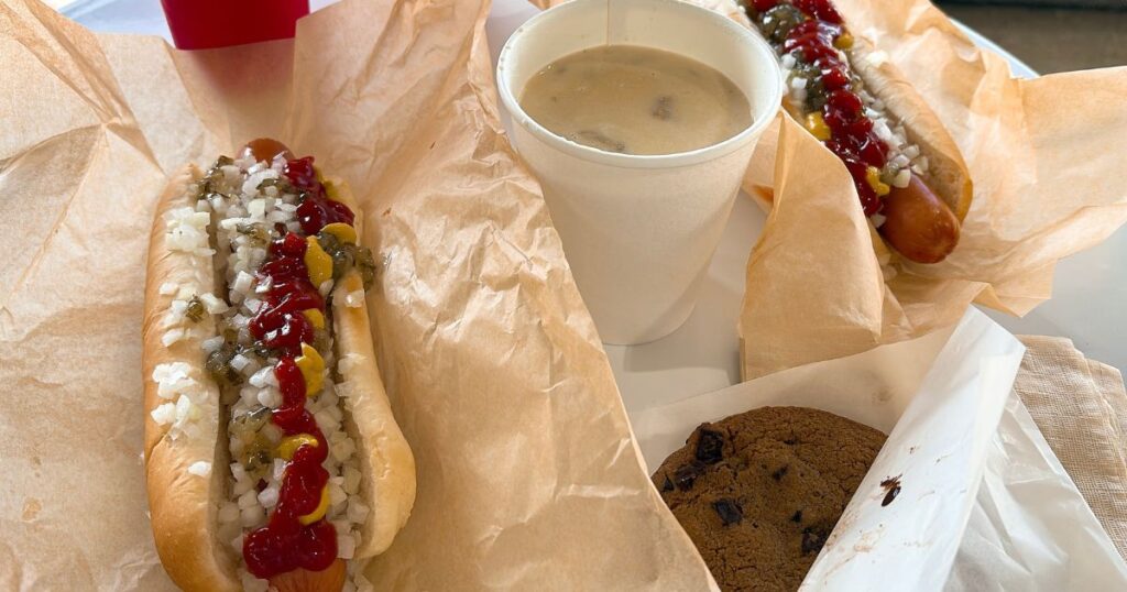 コストコのホットドッグとクッキーとスープ