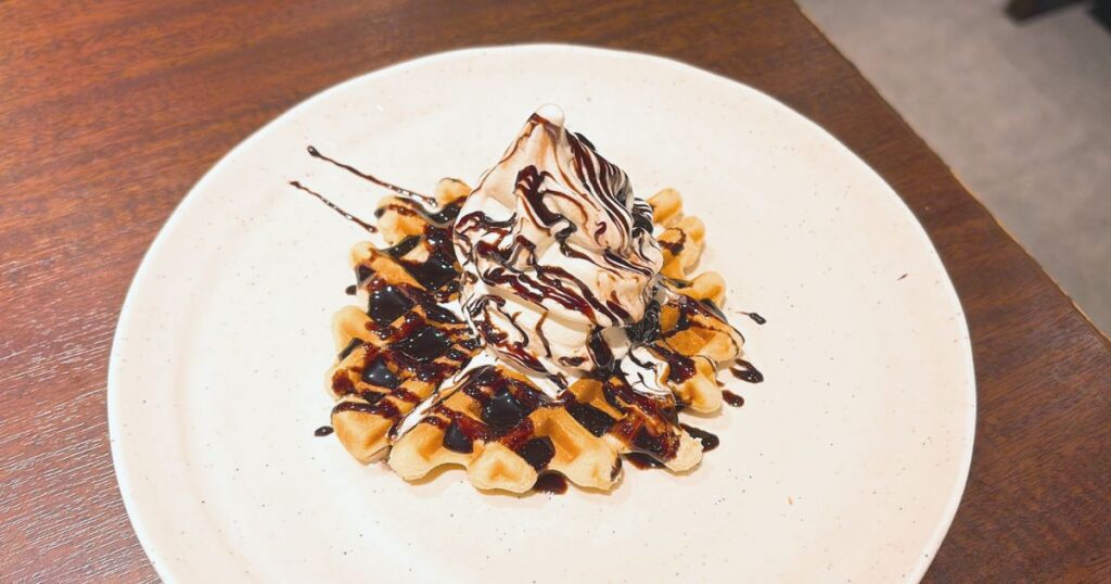 ワッフルのソフトクリームのせ