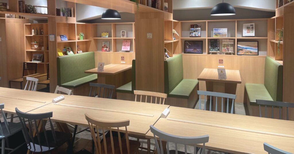 HIS The ROOM of journey CAFEの長テーブルとボックス席