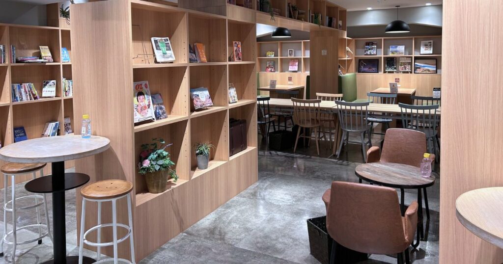 HIS The ROOM of journey CAFEの本棚に囲まれた席