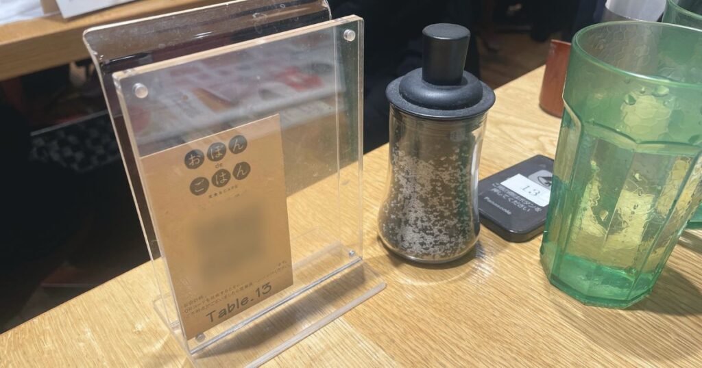 おぼんdeごはん ルミネ池袋店の卓上セットとQRコード