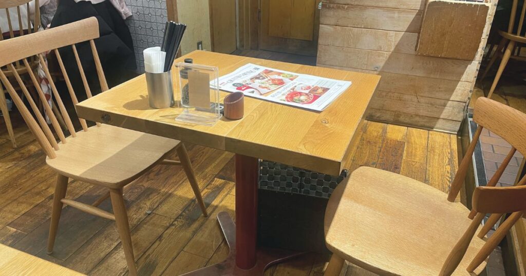 おぼんdeごはん ルミネ池袋店のテーブルとイス