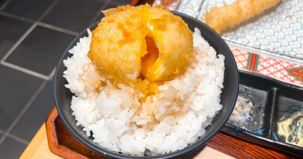 博多天ぷら やまやで半熟卵の天ぷらを乗せて天丼のたれをかけたごはん