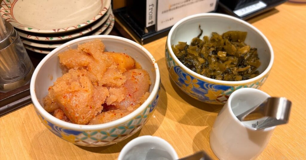 博多天ぷら やまみのテーブルにある食べ放題の明太子とからし高菜