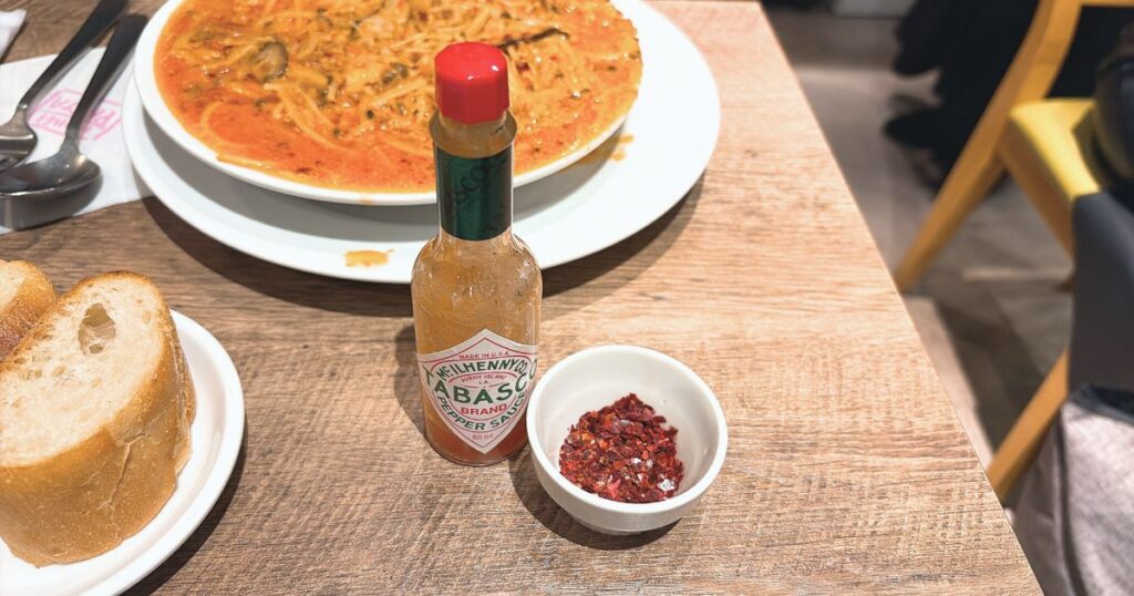 HOME’S PASTA 池袋東口店のタバスコと鷹の爪チップ