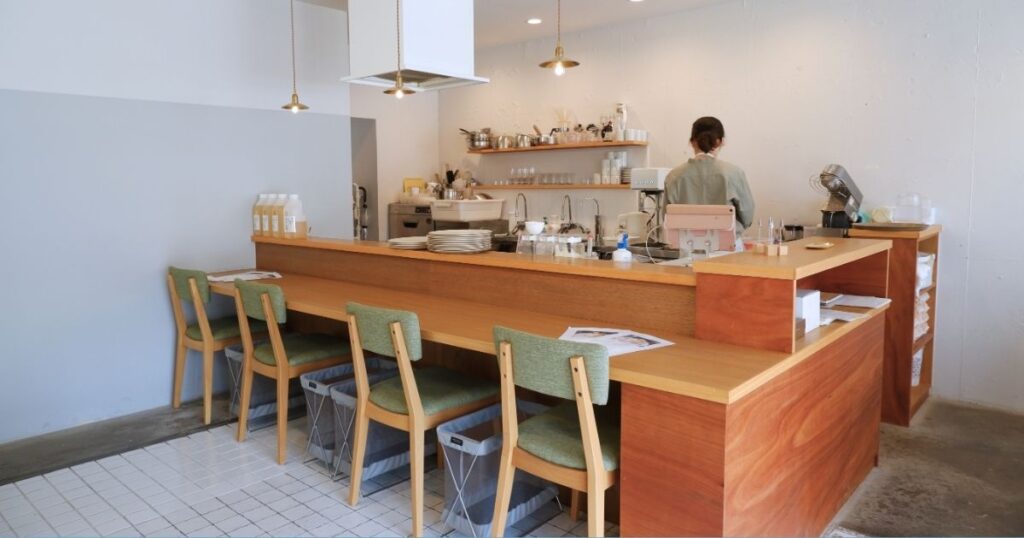 ほわんのカウンター席とキッチン