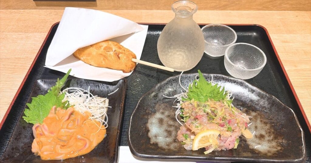 ミナカ小田原で買ったなめろう、塩辛、揚げかまぼこ、日本酒