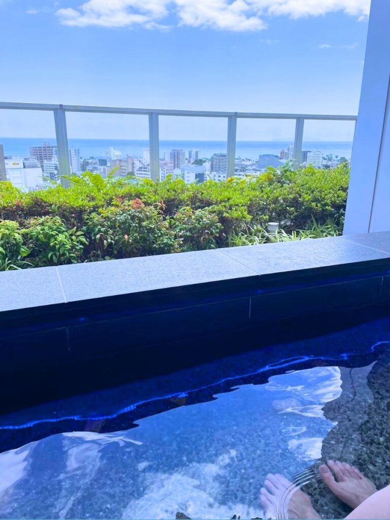 ミナカ小田原の14階にある展望足湯庭園
