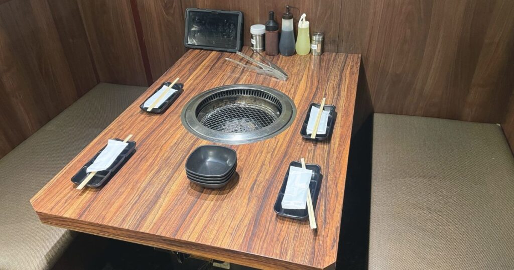 炭火焼肉無限道 池袋東口駅前店のテーブル