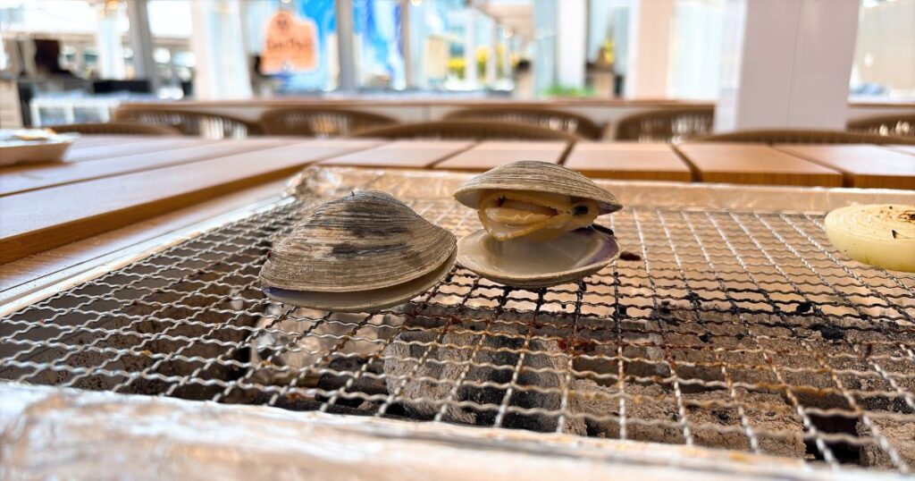 網の上で焼いているホンビノス貝