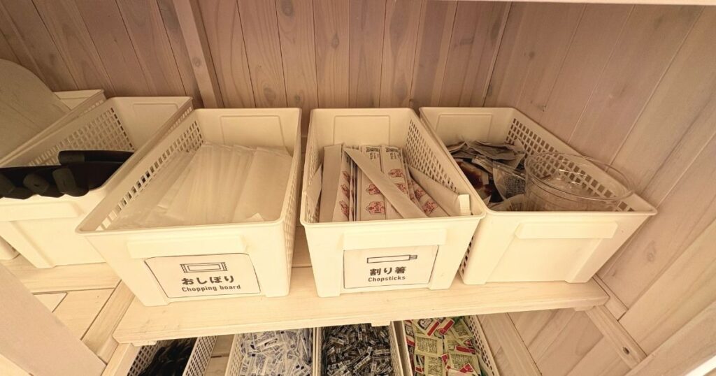 グリルピア ヨドバシ池袋のおしぼりと割り箸、バーベキューソース