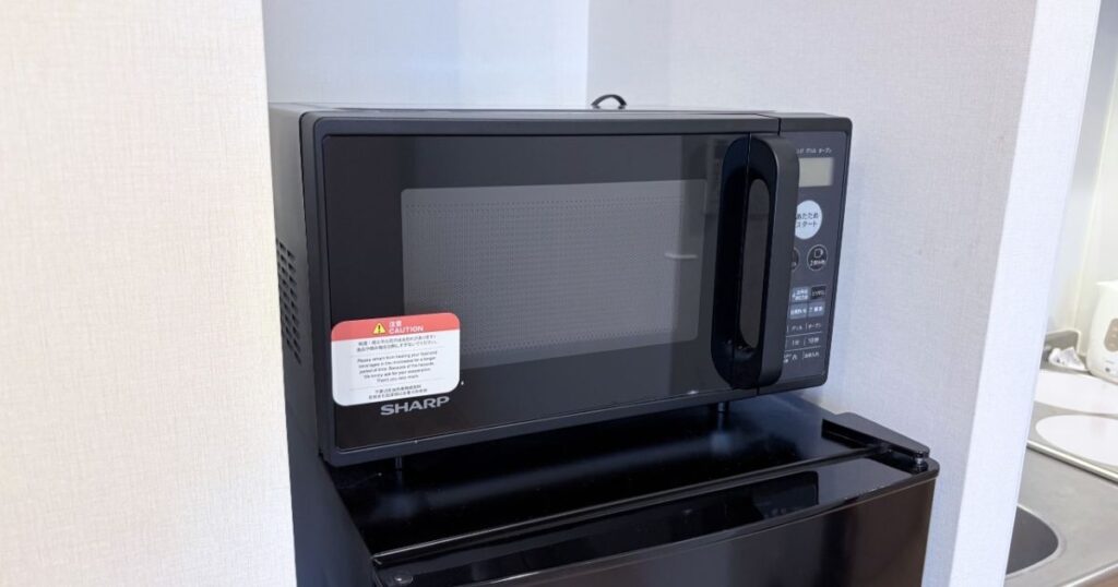 ホテルリブマックスPREMIUM名古屋丸の内のラグジュアリーシングルルームの電子レンジ