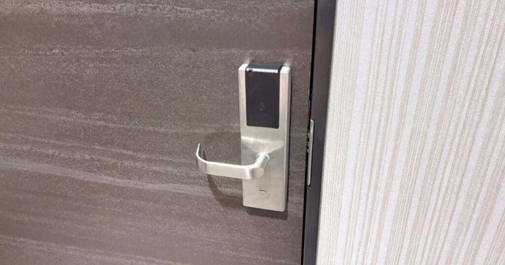 ホテルリブマックスPREMIUM名古屋丸の内の客室のドア