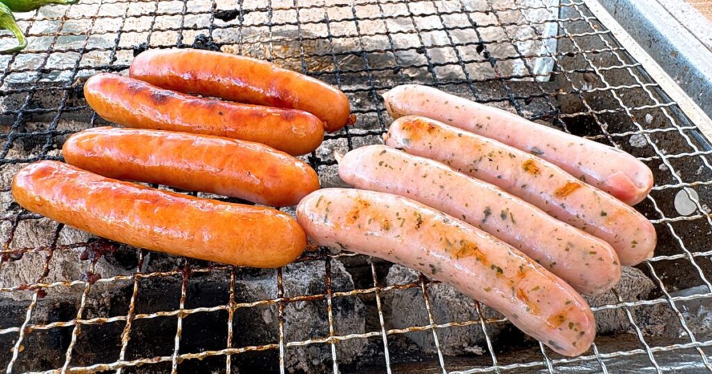 網の上で焼いているソーセージ