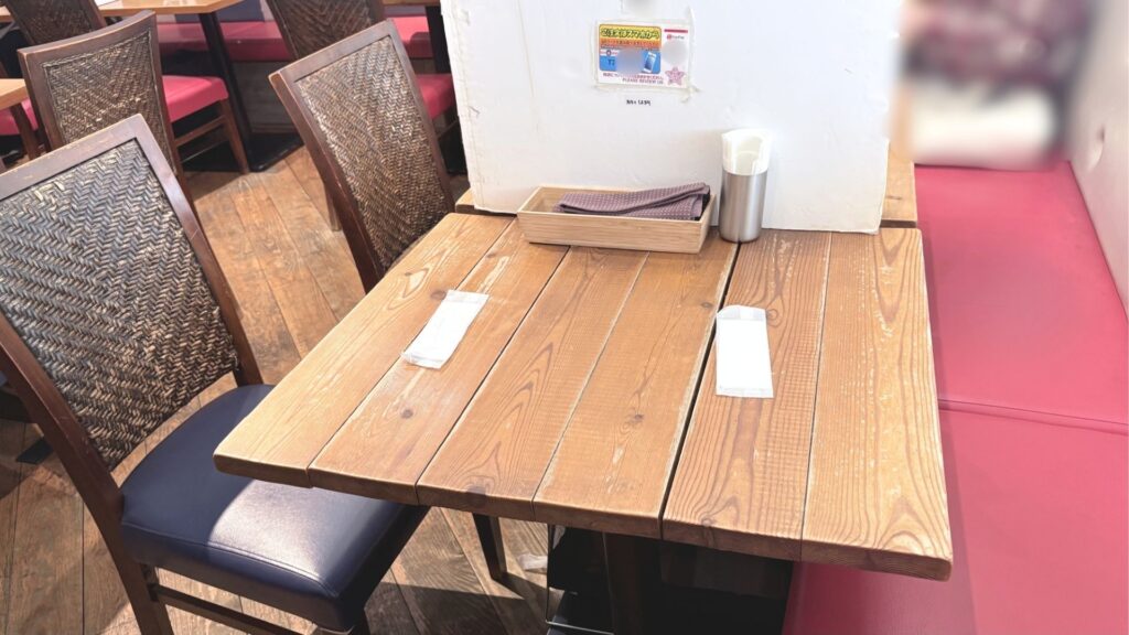 NAN STATION エソラ池袋店のテーブル