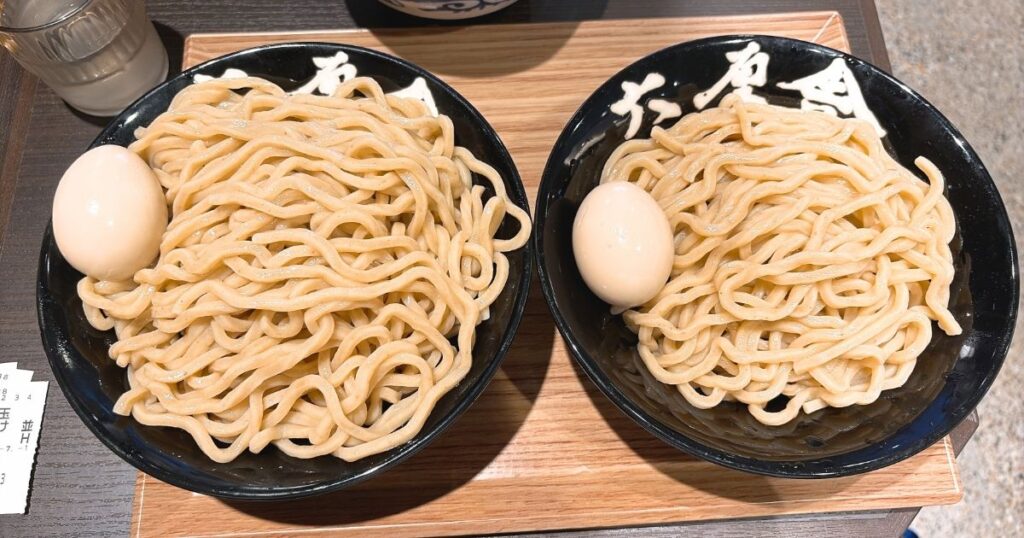 六厘舎池袋店のつけめんの麺の量比較