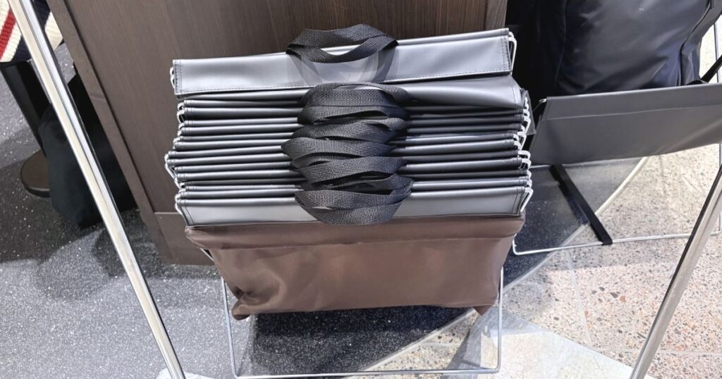 六厘舎池袋店の荷物置き