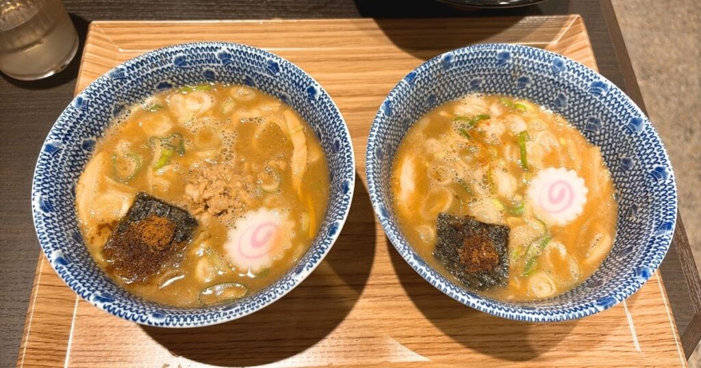 六厘舎池袋店のつけめんのスープの量比較