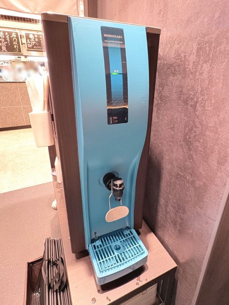 六厘舎池袋店の給水機