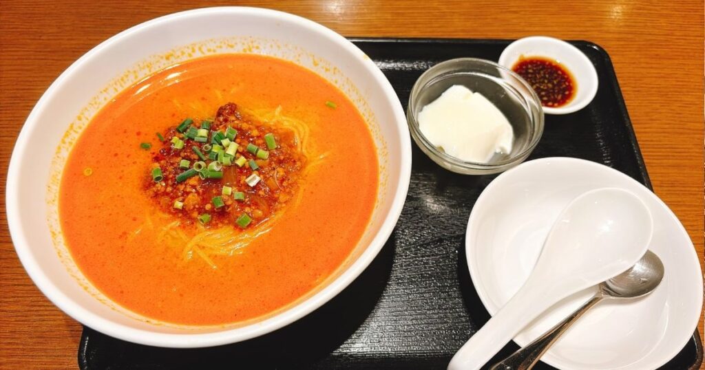 飲茶・点心 楽楽 池袋店の担々麺と杏仁豆腐