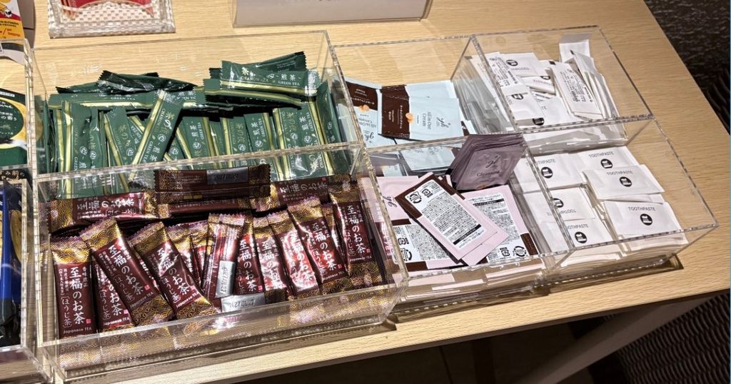 ホテルフォルツァ大阪北浜のアメニティーのお茶・オールインワンクリーム・クレンジング・歯磨き粉