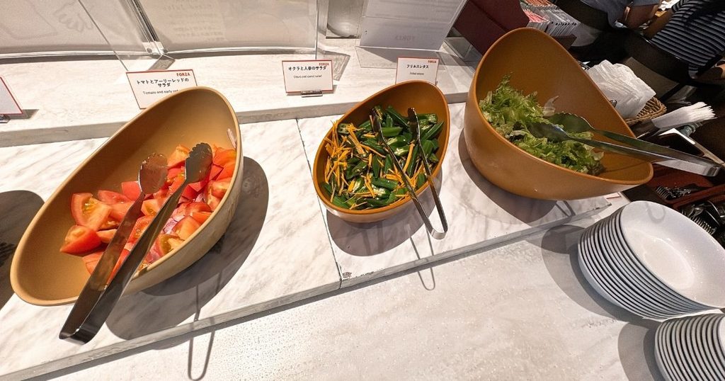 ホテルフォルツァ大阪北浜の朝食ビュッフェのサラダ