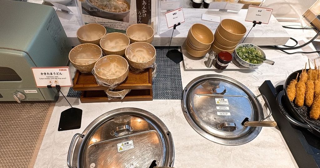 ホテルフォルツァ大阪北浜の朝食ビュッフェのうどんと味噌汁