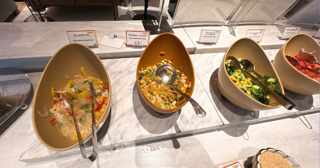 ホテルフォルツァ大阪北浜の朝食ビュッフェのサラダ
