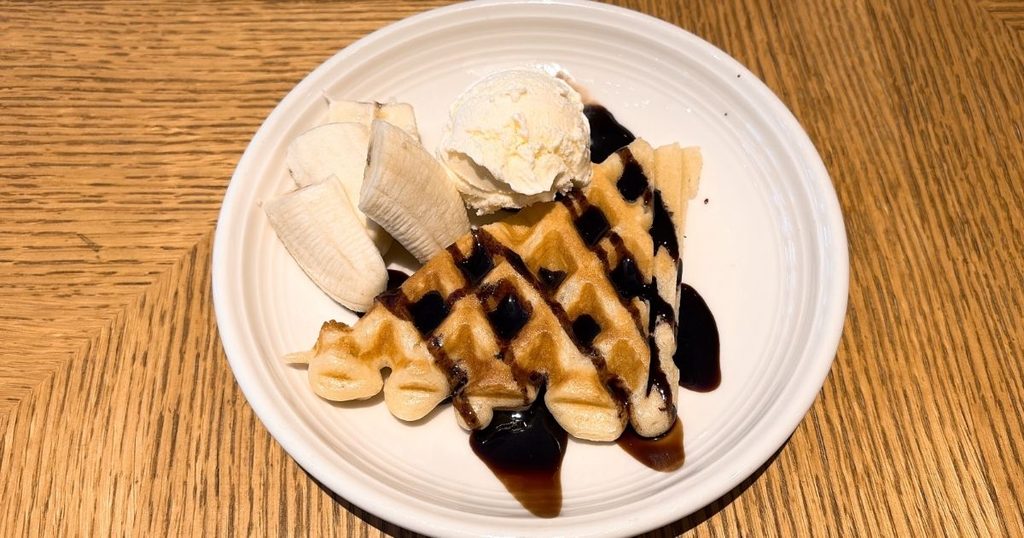 ホテルフォルツァ大阪北浜の朝食ビュッフェで作ったアイスとバナナが乗ったチョコレートワッフル