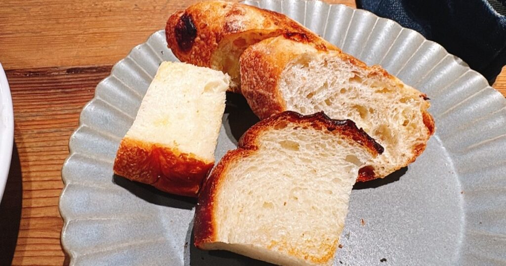 ESPRESSO D WORKS 池袋（エスプレッソディーワークス池袋）の焼きたての白ゴマとチーズのパンとはちみつのカンパーニュ