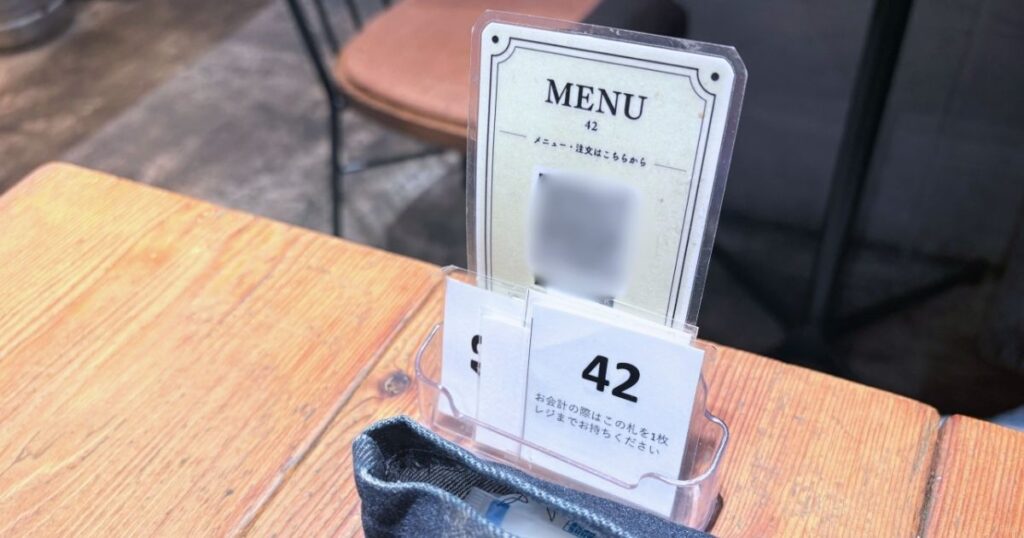ESPRESSO D WORKS 池袋（エスプレッソディーワークス池袋）のモバイルオーダー用QRコードと会計用の番号札