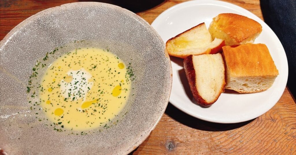 ESPRESSO D WORKS 池袋（エスプレッソディーワークス池袋）の季節のスープ（コーンスープ）と焼きたての塩パン・フォカッチャ