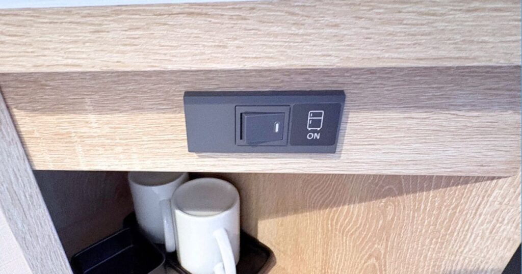 たびのホテル宇都宮ゆいの杜のダブルルームの冷蔵庫のスイッチ