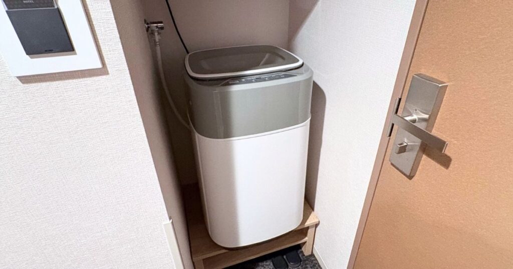 たびのホテル宇都宮ゆいの杜のダブルルームの洗濯機