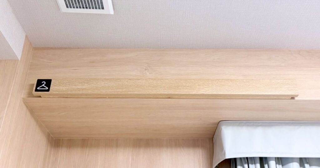 たびのホテル宇都宮ゆいの杜のダブルルームの洗濯物を干すレール