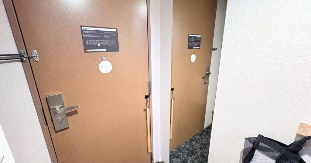 たびのホテル宇都宮ゆいの杜のダブルルームの全身鏡