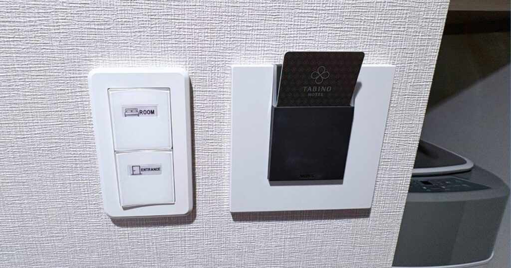 たびのホテル宇都宮ゆいの杜のダブルルームの電気のスイッチ